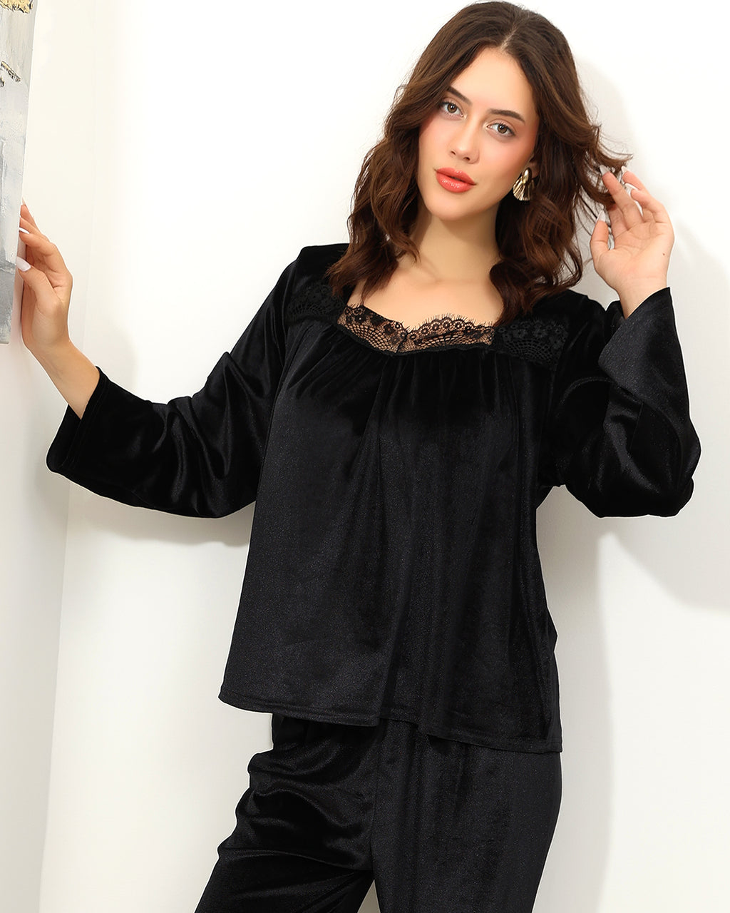 Black Lace-Trimmed Light Velvet Pajama