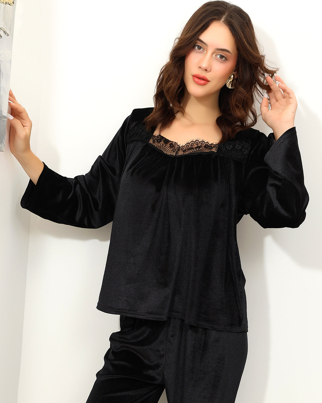 Black Lace-Trimmed Light Velvet Pajama