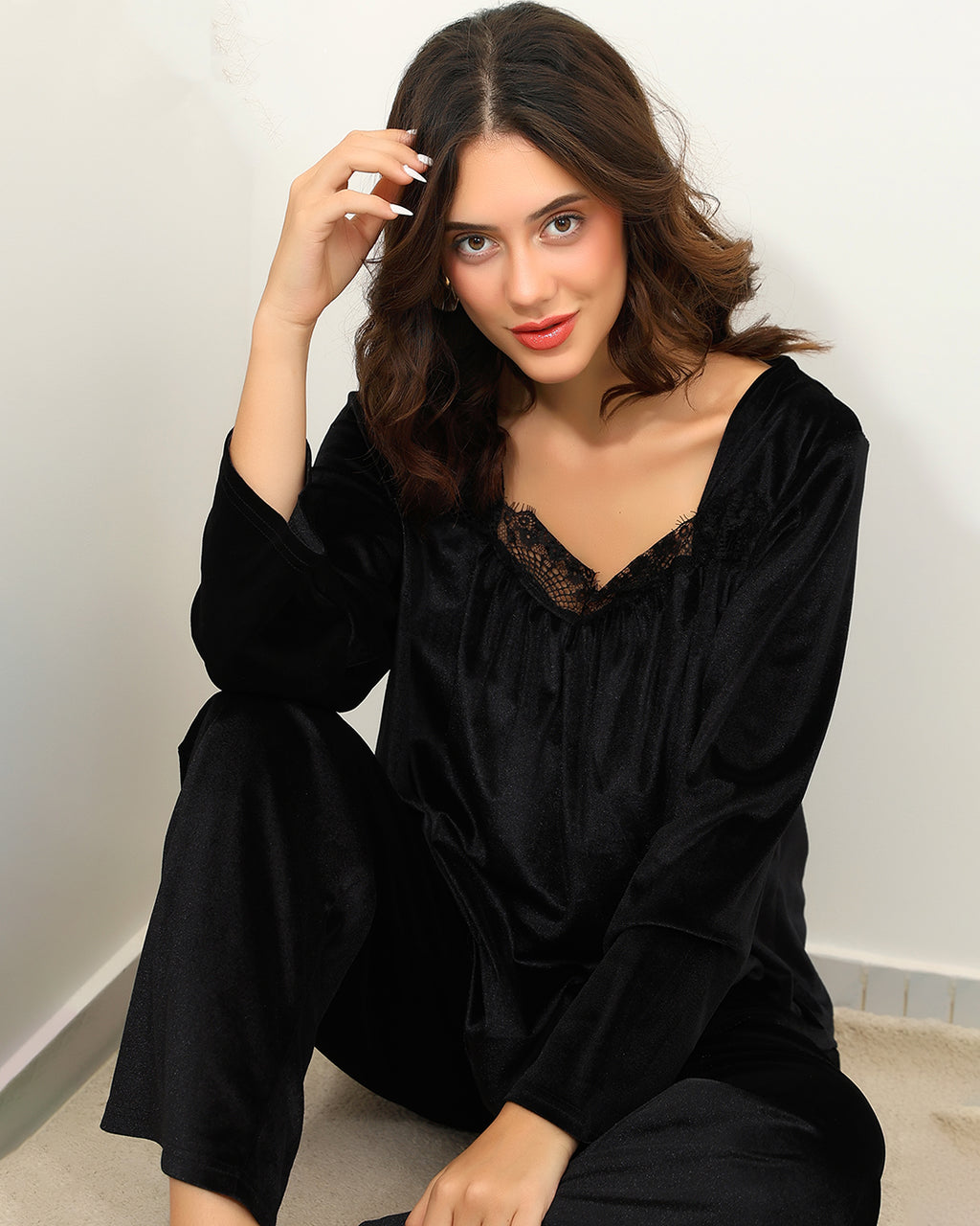 Black Lace-Trimmed Light Velvet Pajama