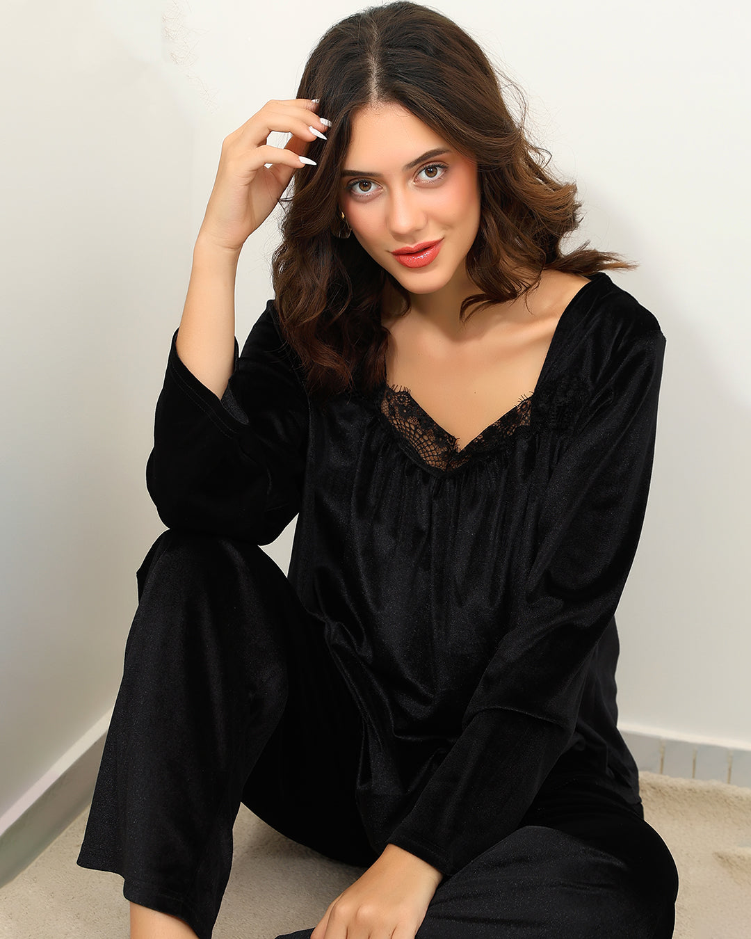 Black Lace-Trimmed Light Velvet Pajama