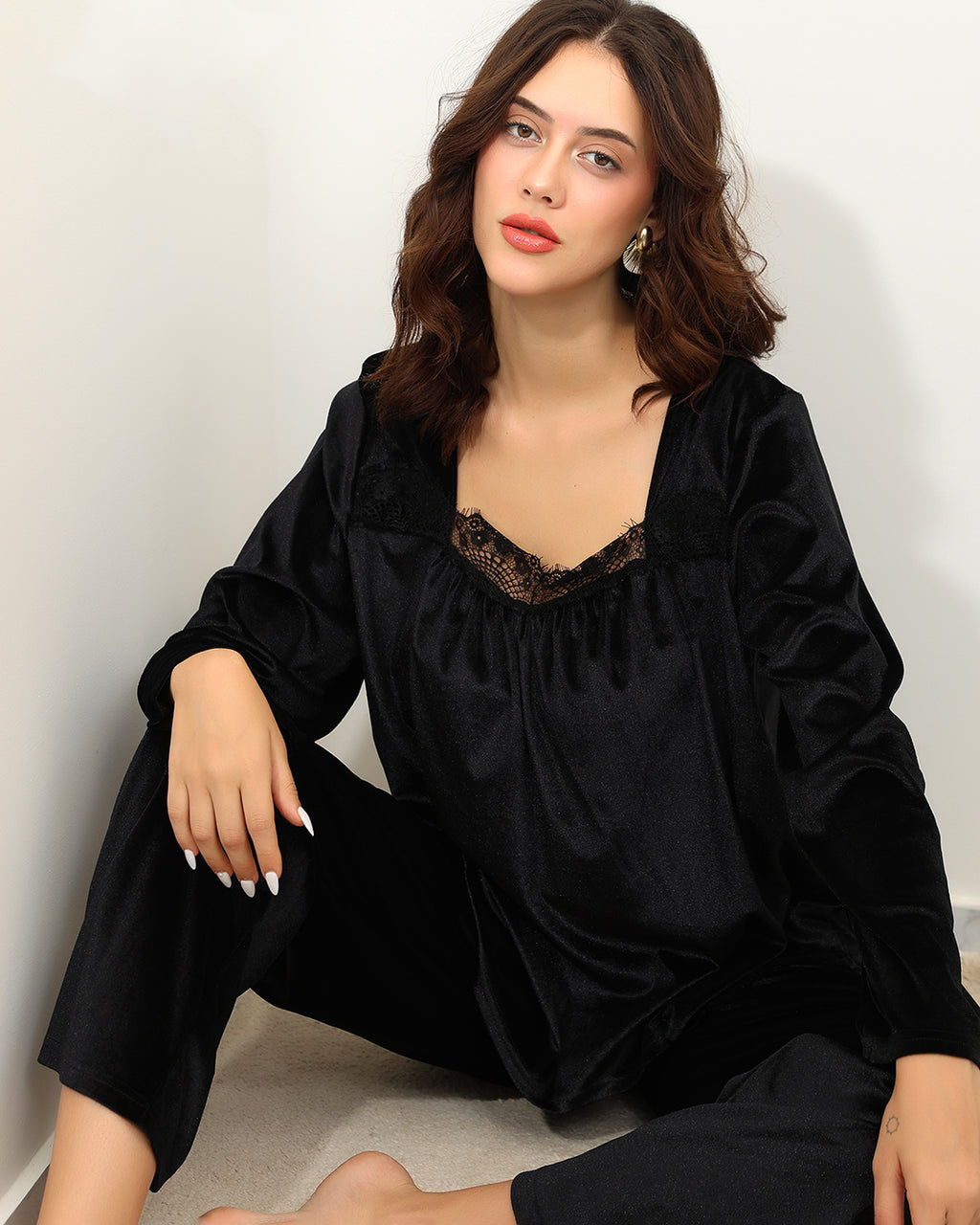 Black Lace-Trimmed Light Velvet Pajama